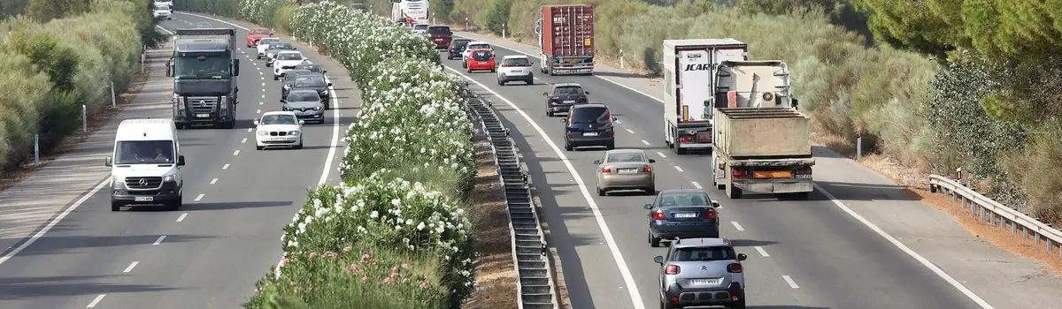 La DGT permite circular por el arcén en la AP-4 