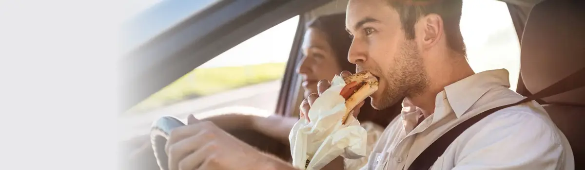 ¿Te pueden multar por comer mientras conduces? La DGT aclara los riesgos y la sanción