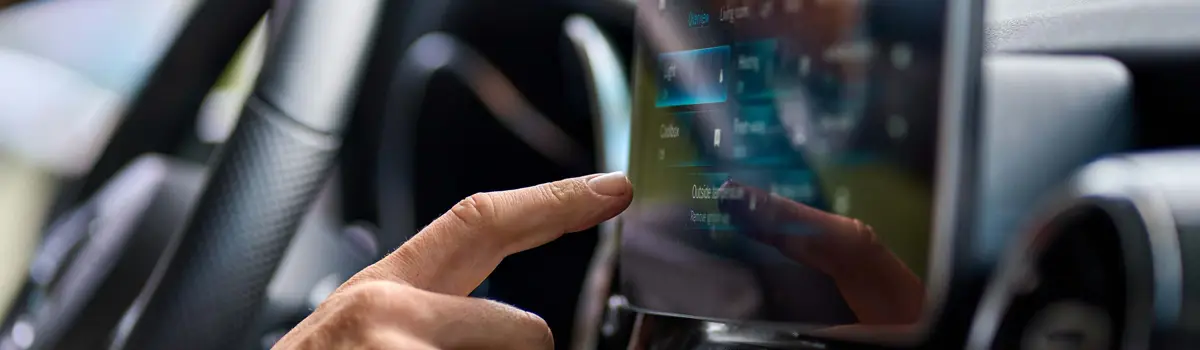 ¿Te  pueden multar por tocar la pantalla del coche mientras conduces? La DGT lo  aclara