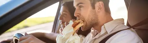 ¿Te pueden multar por comer mientras conduces? La DGT aclara los riesgos y la sanción