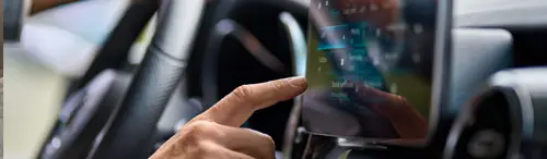 ¿Te  pueden multar por tocar la pantalla del coche mientras conduces? La DGT lo  aclara