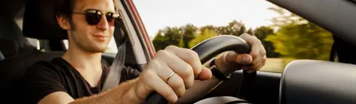 ¿Te pueden multar por llevar ciertas gafas de sol al conducir? Esto dice la DGT