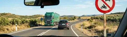 Adelantar camiones en 2026: cuándo está prohibido y qué multa te cae
