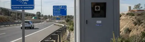 Cabina de radar fijo junto a la autovía con señal de control de velocidad, sobre los radares de la DGT que más multan en España