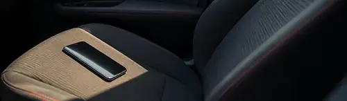 Multa por el Móvil Suelto en el Coche: Mito y Realidad Según la DGT