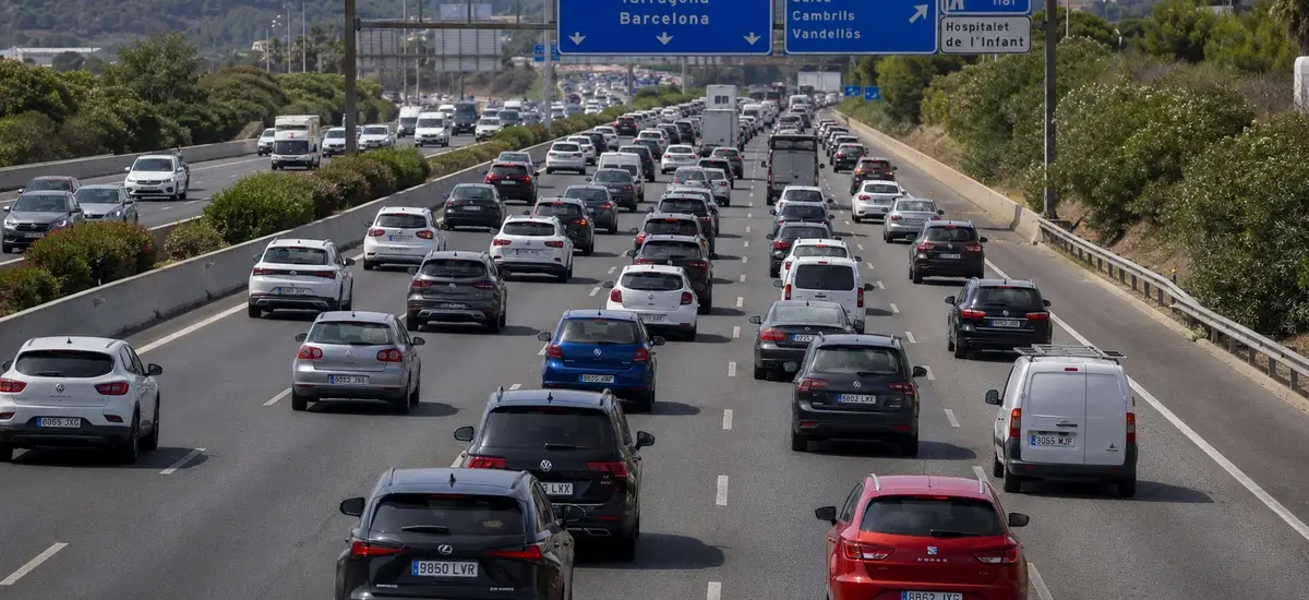 Cuándo SÍ puedes adelantar por la derecha sin multa" — atasco en autovía española con varios carriles circulando a velocidad similar