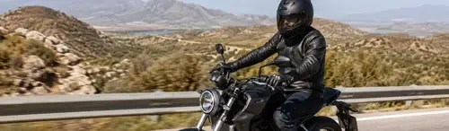 Guantes y calzado cerrado obligatorios en moto desde el 1 de octubre de 2026: esto dice la nueva norma