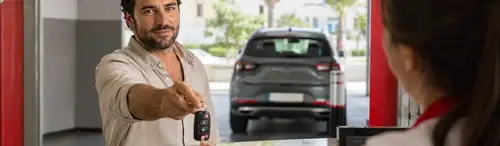 Multa con coche de alquiler: qué te puede cobrar la empresa por gestionarla (y qué no)