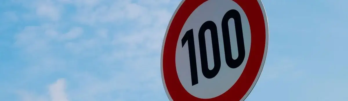 ¡Adiós a los 120 km/h! El Nuevo Límite de Velocidad a 100 km/h se Extiende por las Autopistas y Autovías Españolas