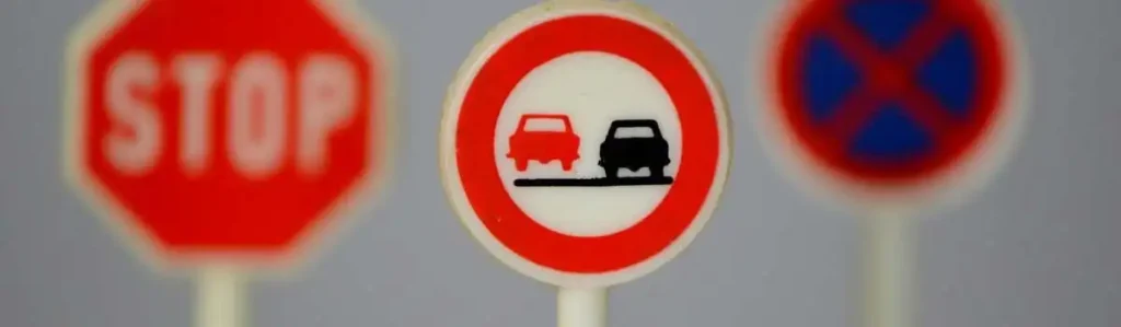 ¿Cuándo está permitido el adelantamiento en prohibido?