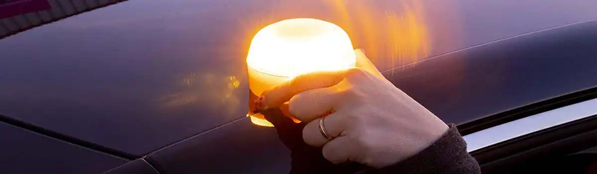 ¡Alerta Multa DGT 2026! Guía Completa de la Luz V-16 Conectada: Requisitos Obligatorios y Sanciones