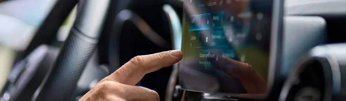 ¿Te pueden multar por tocar la pantalla del coche mientras conduces? La DGT lo aclara