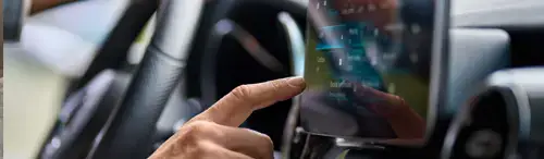 ¿Te pueden multar por tocar la pantalla del coche mientras conduces? La DGT lo aclara