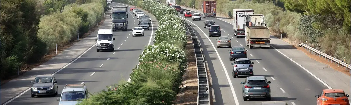 La DGT permite circular por el arcén en la AP-4